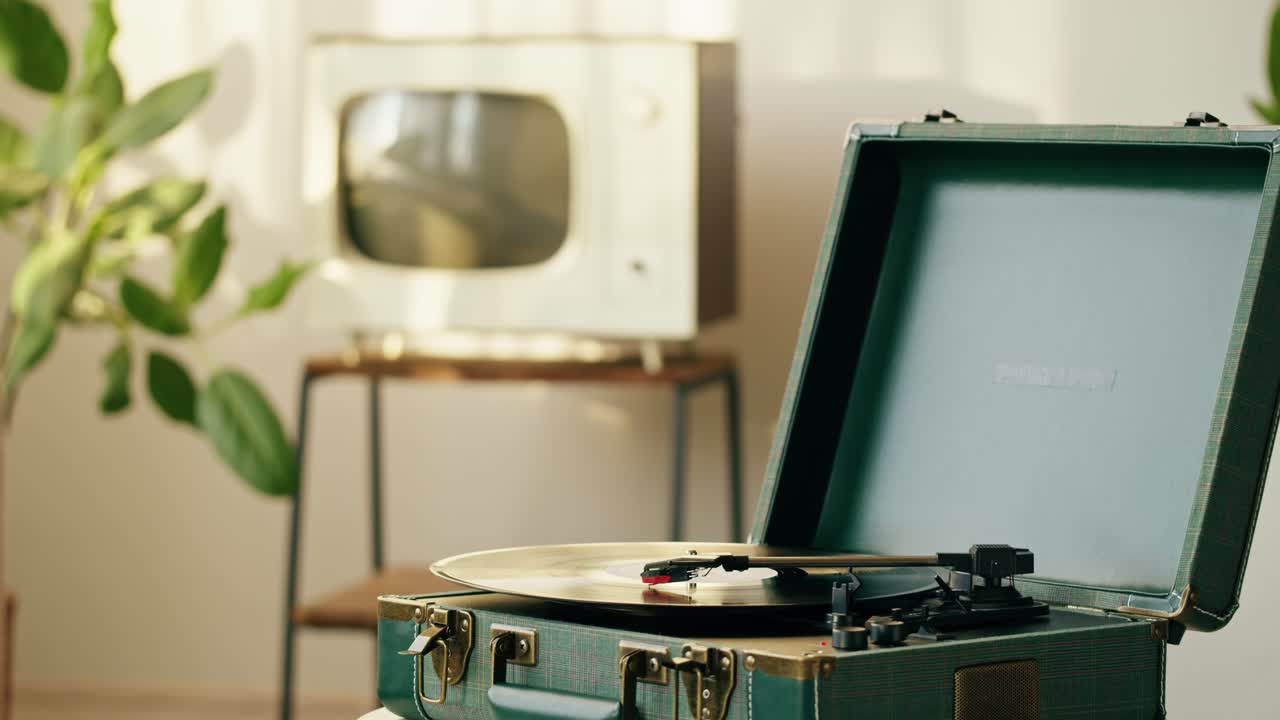 Giradischi vintage che fa girare un disco in vinile in una stanza retrò