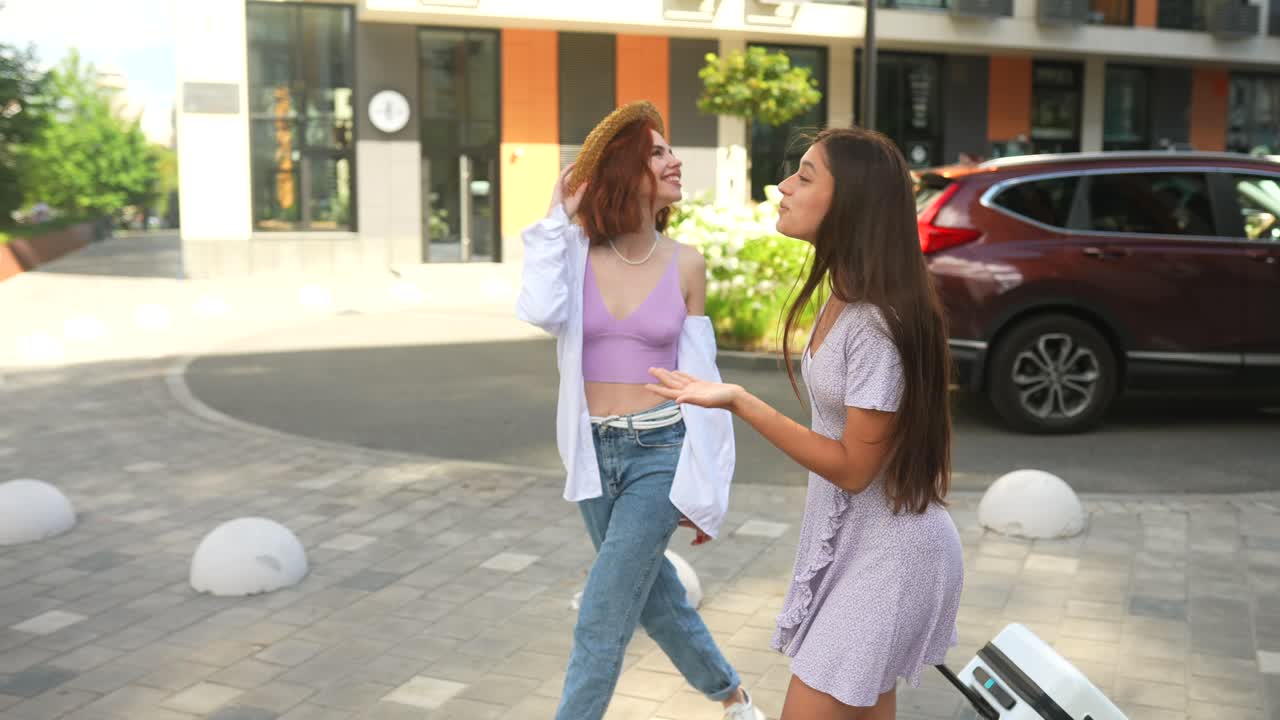 도시 공원에서 고 있는 두 여인