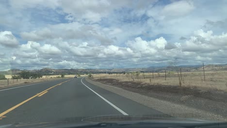 conduciendo por un camino rural