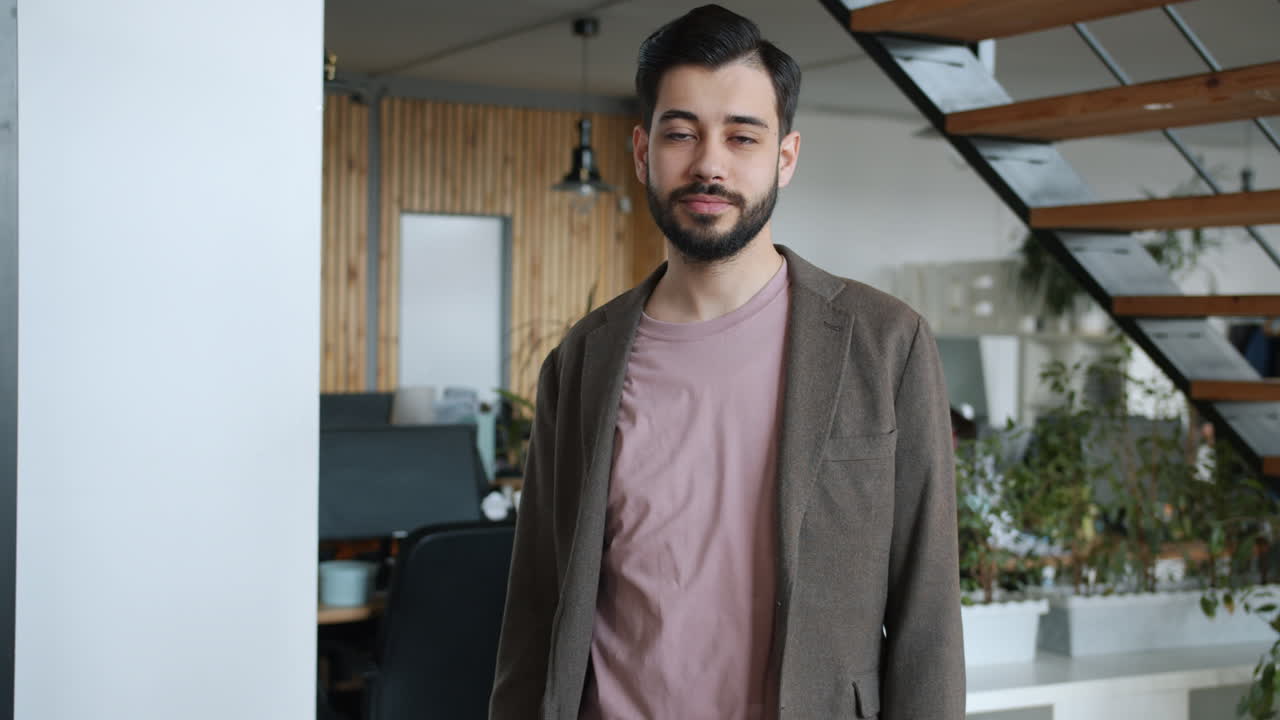 hombre en la oficina