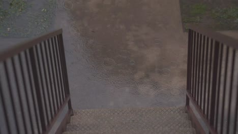 las gotas de lluvia en un charco hacen hermosos anillos ondulados
