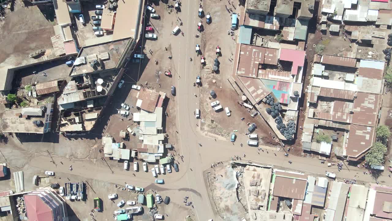 Vista aerea con drone di un piccolo edificio in una piccola città del Kenya