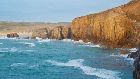 vista de la costa y la playa de perranporth cornwall con hermoso clima y cielo azul - tiro estático
