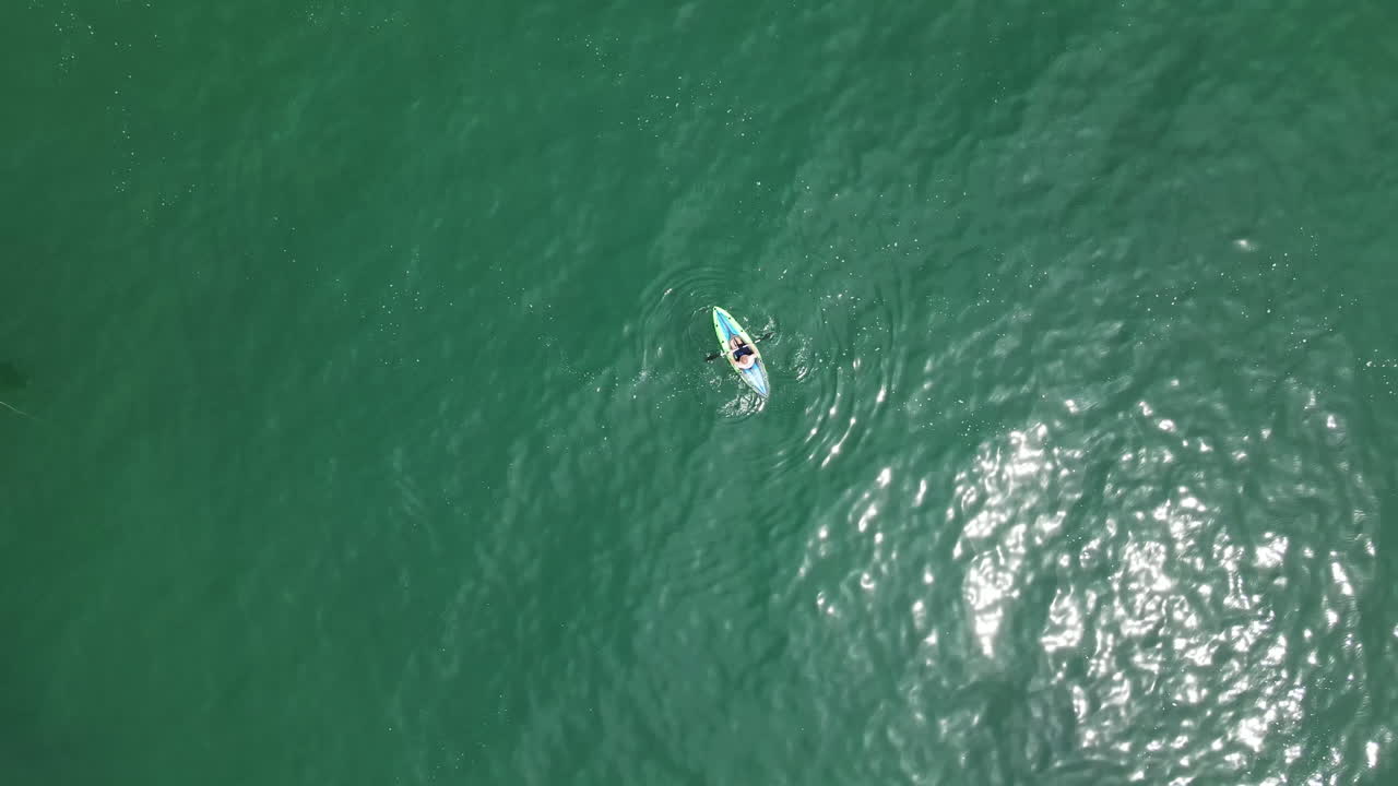 vista superior de un kayak turístico en el lago erie en port colborne, canadá durante el festival de los días del canal