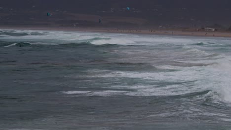dramáticas olas oscuras del océano