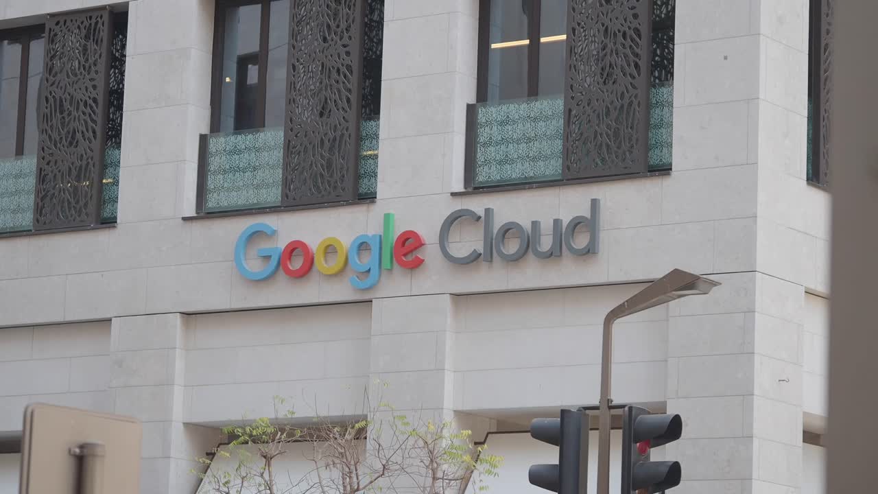 edificio de oficinas en la nube de google