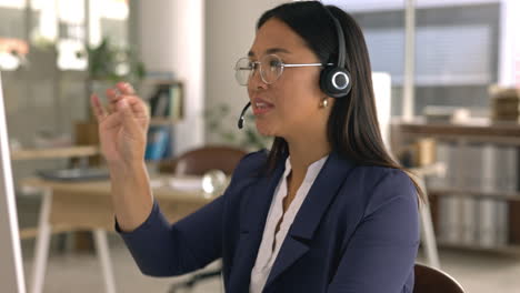 videollamada, computadora y mujer feliz en virtual