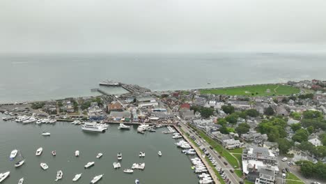 tomada de un avión no tripulado de una ciudad costera en la costa de massachusetts