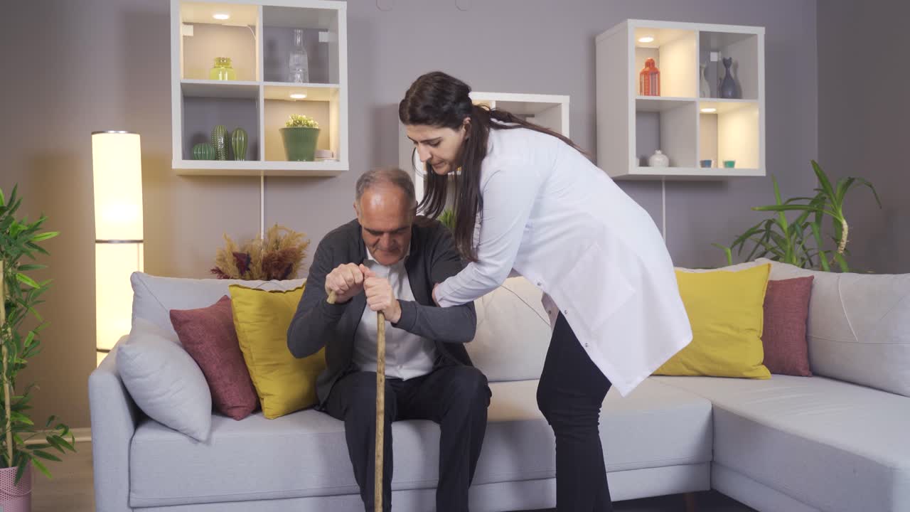 doctora que apoya a un anciano enfermo. relación paciente-doctor.