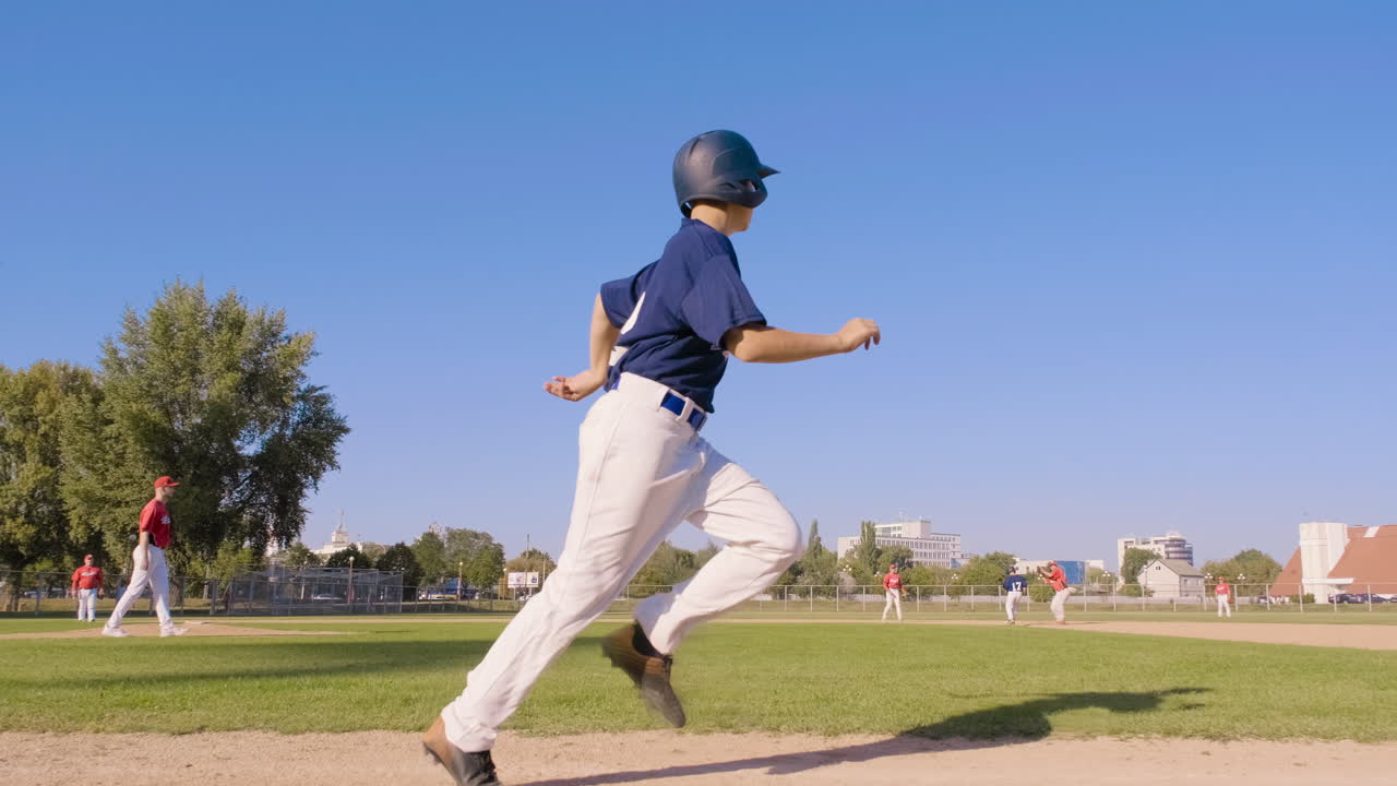 Giovane giocatore di baseball in corsa