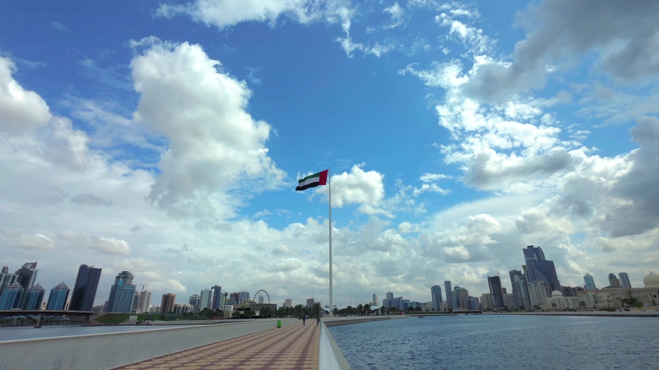 La bandiera nazionale degli Emirati Arabi Uniti sventola nell'aria a Sharjah, Emirati Arabi Uniti