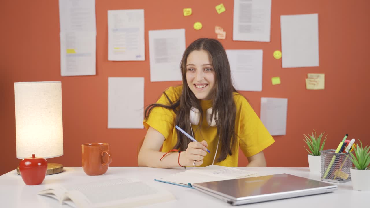 niña con problemas de cambio emocional.