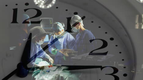 animación del reloj que hace tic-tac sobre diversos cirujanos en el quirófano