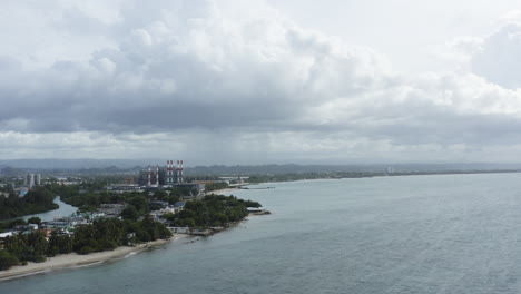 antena ascendente suave sobre las costas a lo largo de la isla de cabra puerto rico