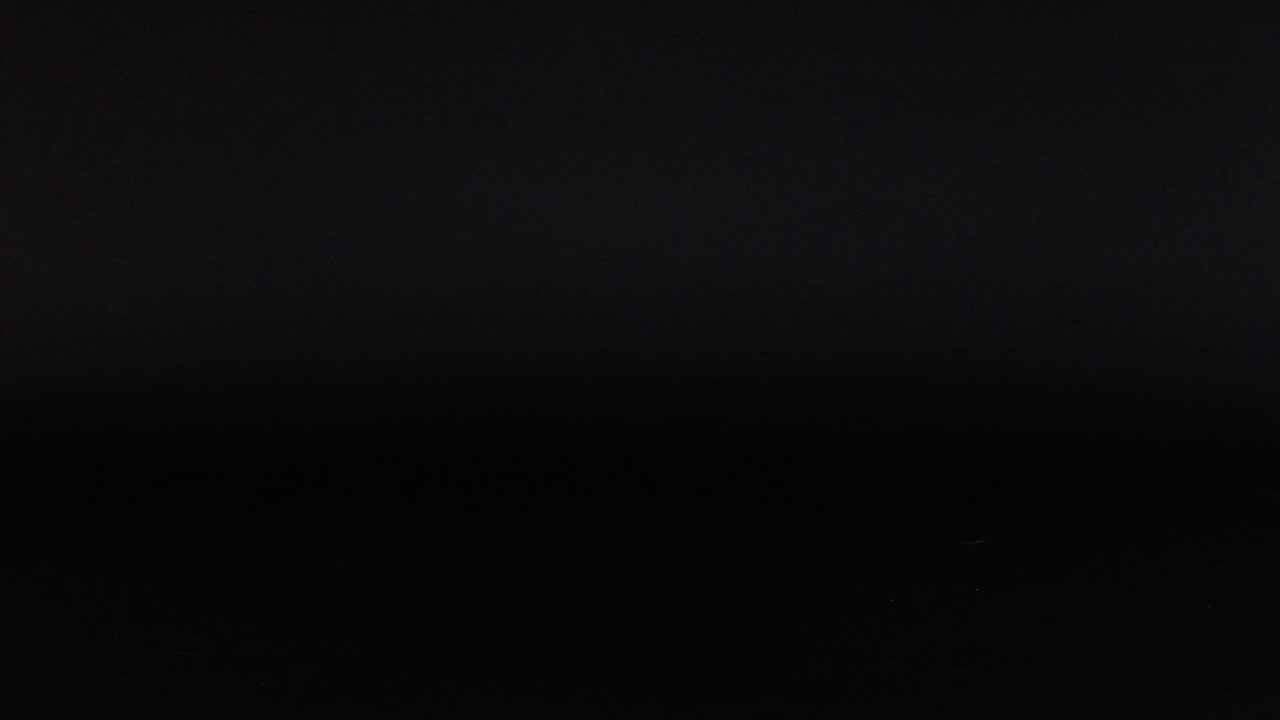 dos coches de juguete moviéndose a través de un fondo oscuro