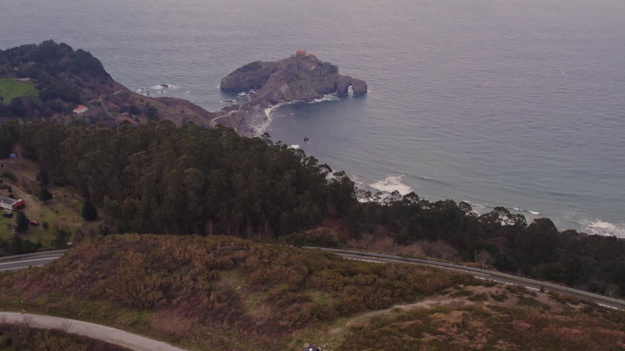 Vista aerea di Gaztelugatxe con isola, chiesa, San Juan, che mostra un paesaggio costiero calmo in Spagna con molti dettagli.
