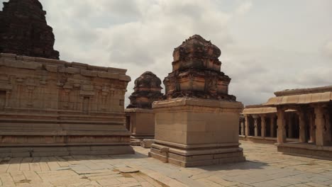 Schwenkansicht-Der-Zerstörten-Tempelarchitektur-Und-Des-Gopura--Und-Mandapa-Komplexes-Von-Hampi