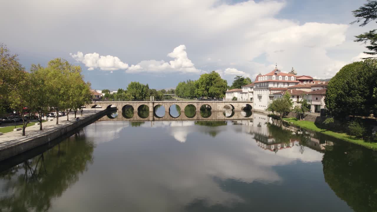 toma fija del puente romano sobre el canal del río tamega en chaves, portugal
