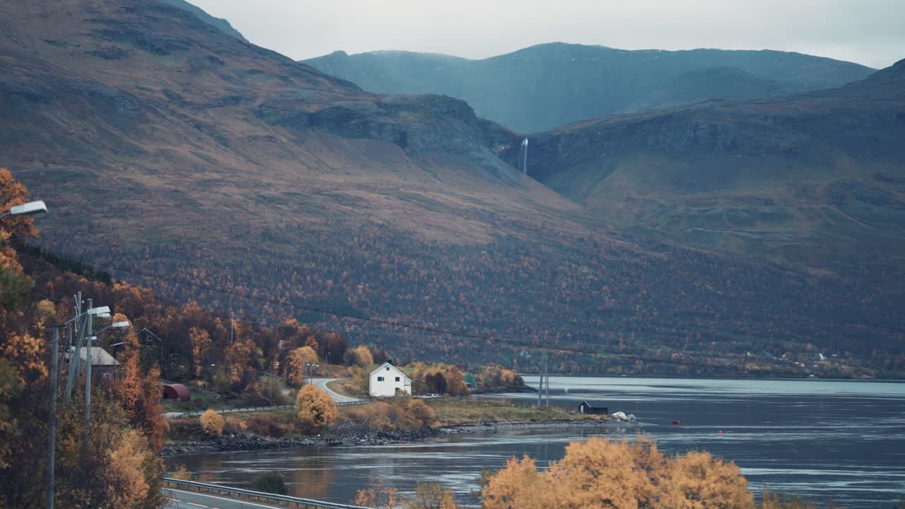 varias casas están esparcidas a lo largo de la costa