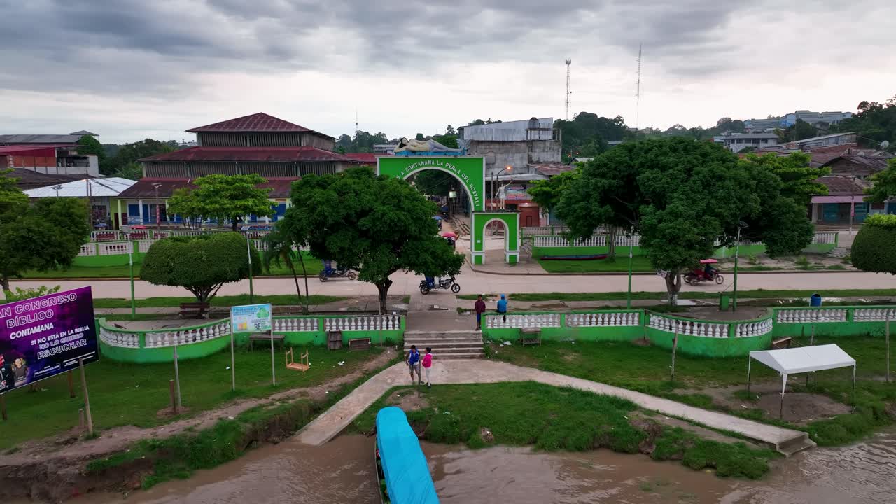 contamana, provincia de ucayali, perú' - pequeña ciudad en la selva tropical del río amazonas aislada