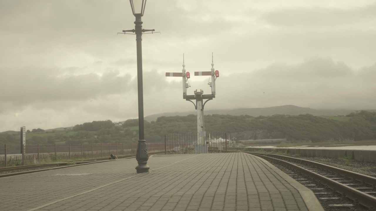 pov 철도 신호는 기차가 선로를 따라 굴러가기 전, 스노도니아, 웨일즈, 영국