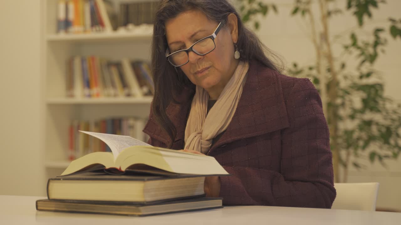 educarse leyendo libros de la biblioteca en serio