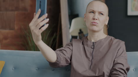 mujer tomando una llamada de video selfie