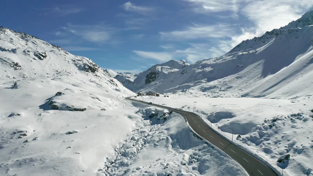 눈 덮인 산길에서 차를 따라가는 겁에 질린 드론 비행