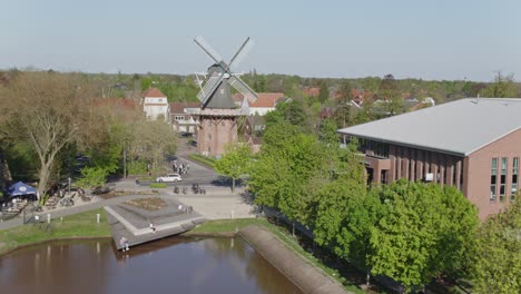 Molino-De-Viento-Histórico-En-El-Norte-De-Alemania-En-Vuelo-De-Drones-De-Papenburg