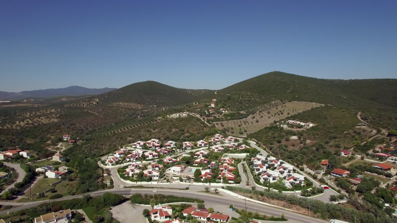 ciudad en el fondo de las colinas verdes aérea