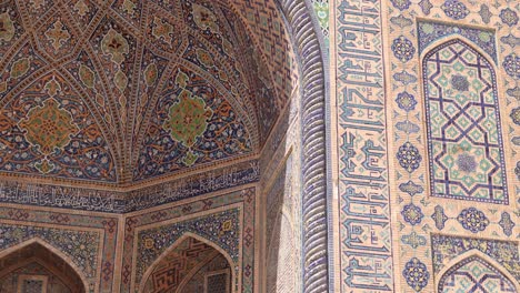 ozdobne płytki islamskich łuków w samarkandzie w uzbekistanie wzdłuż historycznego jedwabnego drogi