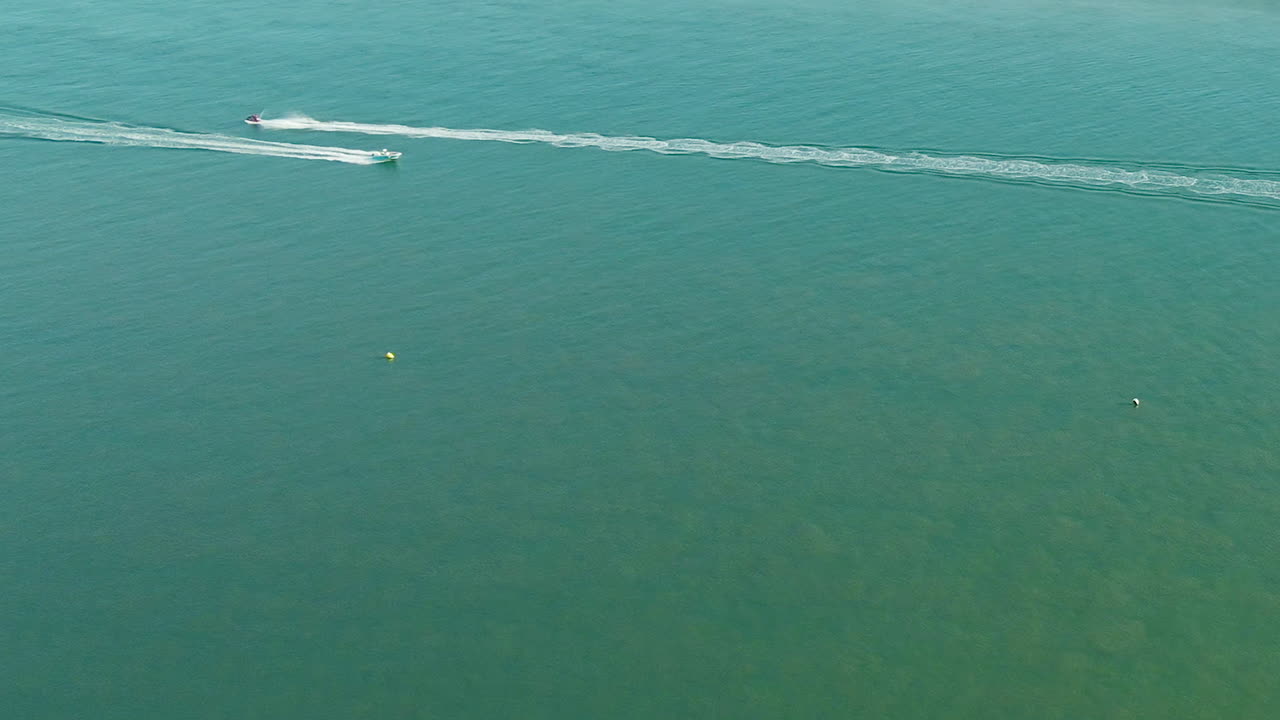 vista aérea de lanchas rápidas que pasan cada una en el rompido en españa