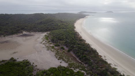 Vista-Aérea-Sobre-La-Isla-Gran-Keppel,-Costa-De-Capricornio-En-El-Centro-De-Queensland-En-Australia---Disparo-De-Drones