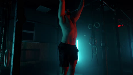 joven atleta haciendo ejercicio abdominal en el gimnasio. joven atleta haciendo ejercicio abdominal en el gimnasio. cámara lenta luz de color