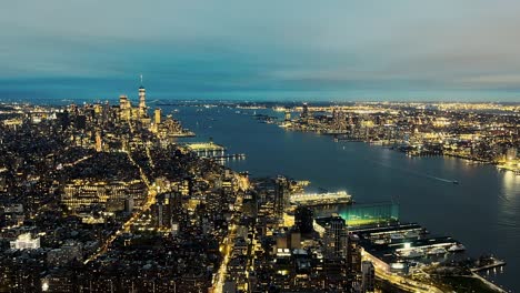 Impresionante-Lapso-De-Tiempo-Temprano-En-La-Tarde-Con-Una-Vista-Del-Horizonte-Del-Río-Hudson-Y-Manhattan-Al-Atardecer