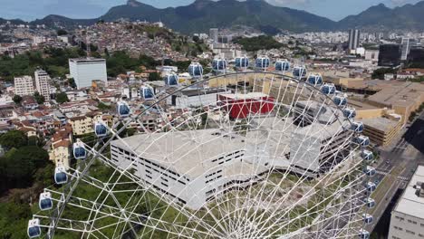 río de janeiro, brasil. el distrito del centro de río de janeiro (brasil). paisaje aéreo del punto de referencia del centro de la ciudad. punto de atracción turística de río estrella. famoso puente de río niteroi en el fondo.