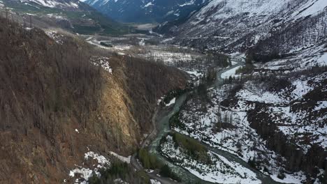 río lillooet que fluye en el valle, pemberton bc