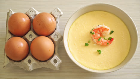 huevo al vapor con gambas y cebolletas