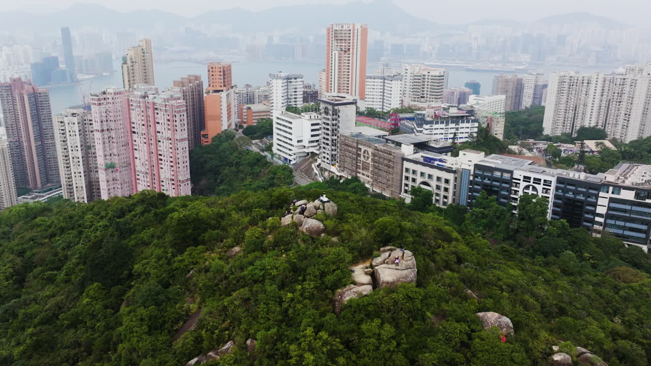 Cảnh quay toàn cảnh bằng flycam về những người ở đài quan sát nhìn ra thành phố Hồng Kông