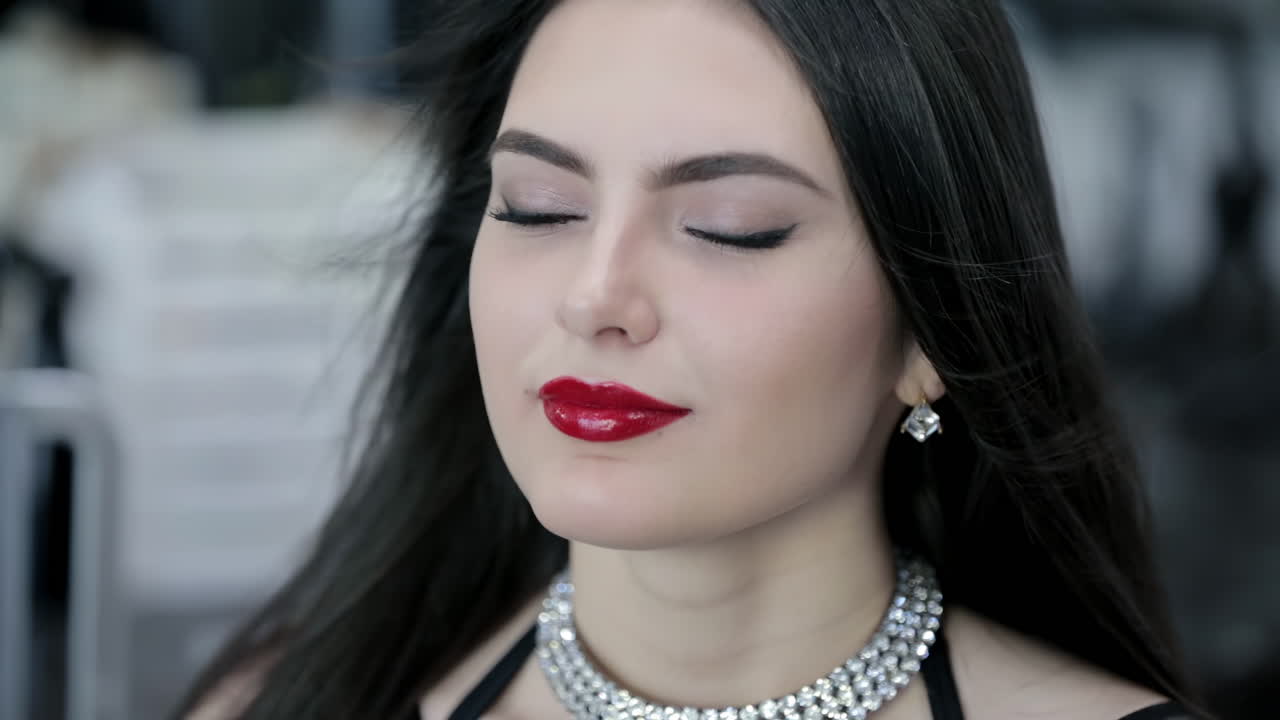 Bella donna con capelli lunghi e rossetto rosso