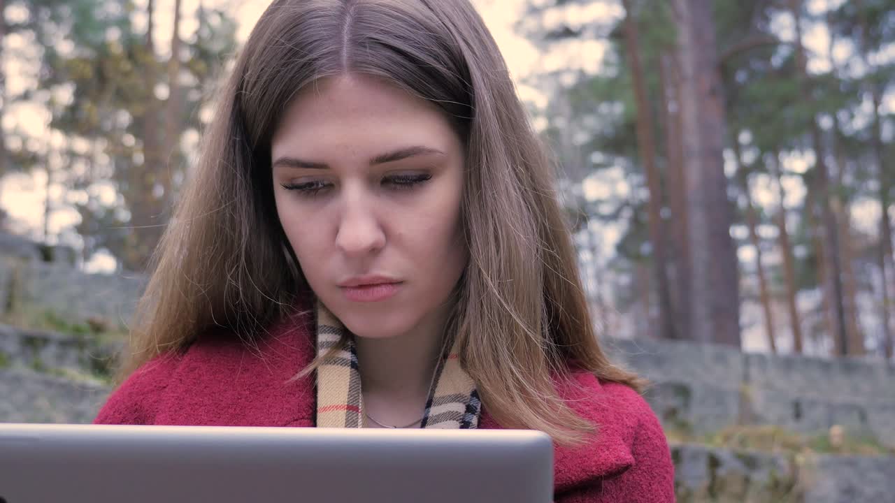 mujer trabajando en una computadora portátil en un parque