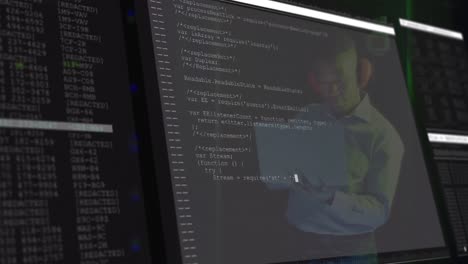 animación del procesamiento de datos sobre un ingeniero de ti afroamericano por servidores informáticos