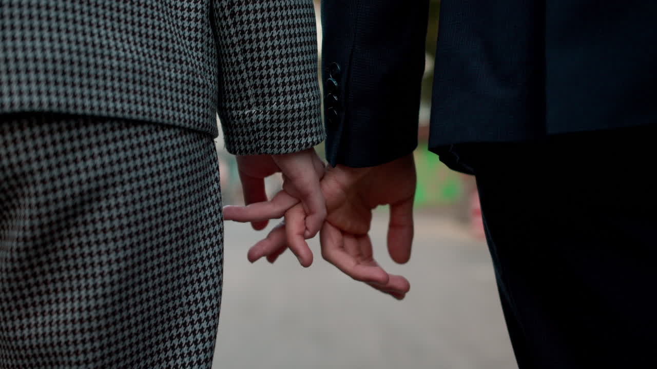 십대 소년과 소녀가 손을 잡고