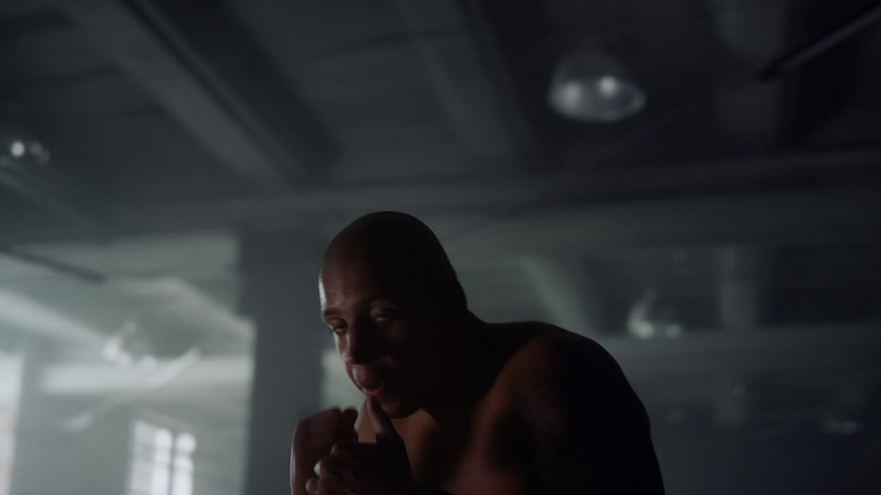 boxeo de entrenamiento en un club deportivo. boxeador profesional luchando con la sombra