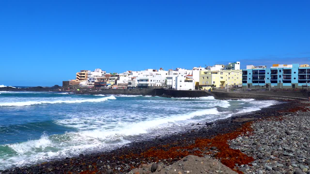 Paisaje urbano costero con olas y edificios