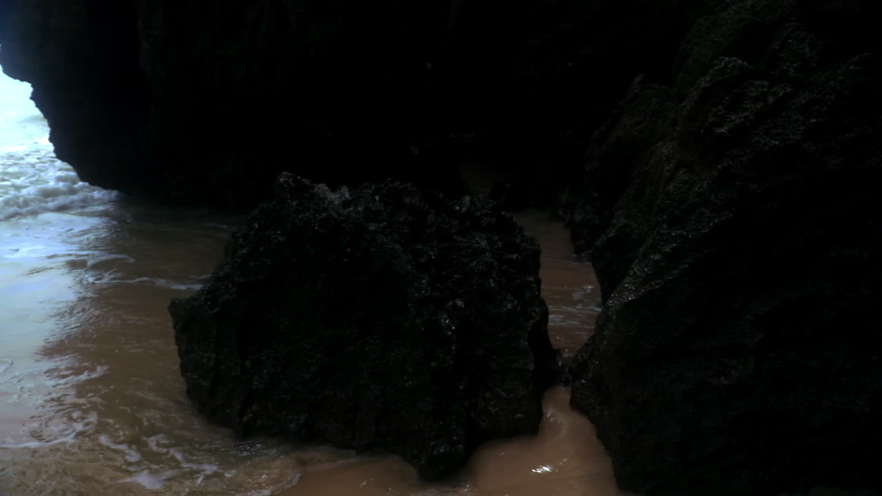 mirando las rocas en la playa en tailandia