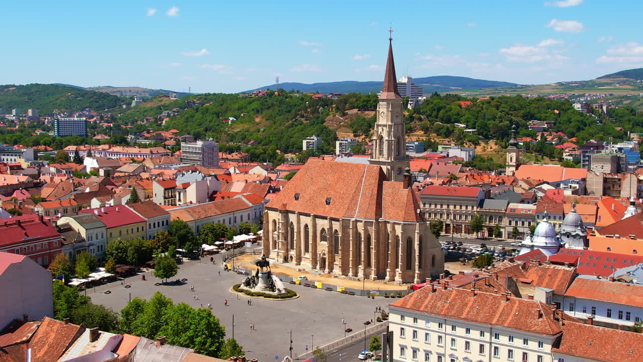Lotniczy widok z drona na kościół św. Michała w Klużu, Rumunia. Pejzaż miejski, centralny plac, stare budynki, samochody
