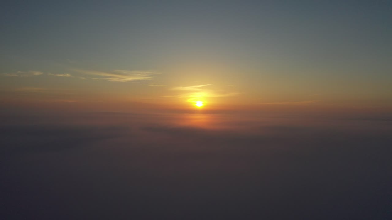 amanecer o atardecer a través de las nubes