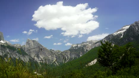 alpes albaneses con hermosas montañas y prados verdes en un día de verano