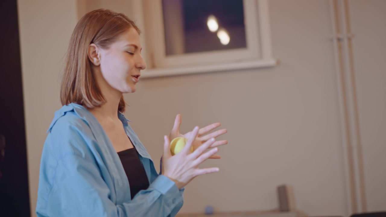 Cantante donna concentrata sui movimenti espressivi delle mani durante la pratica vocale. Artista donna caucasica impegnata in gesti espressivi mentre prepara la sua performance canora in studio